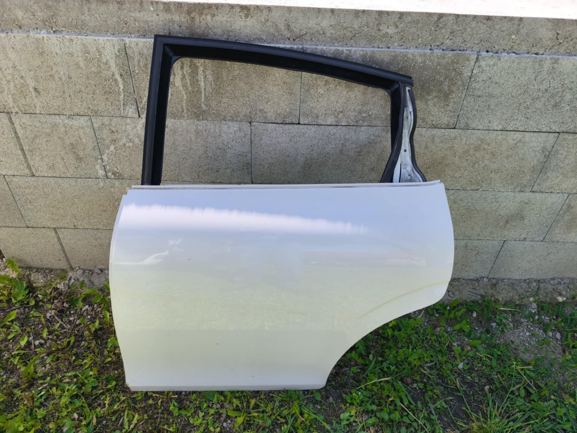 Bal hátsó ajtó fehér LB9A