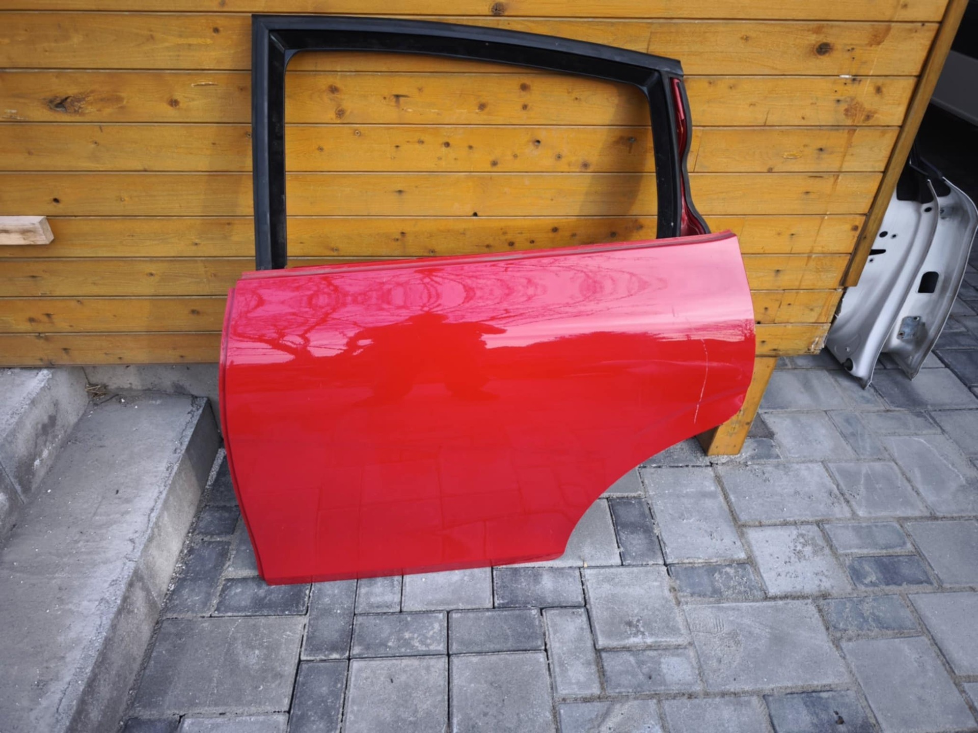 Bal hátsó ajtó Piros