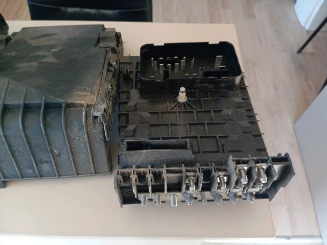 Biztosítéktábla Motortér - Biztosítéktábla | EXPO.HU