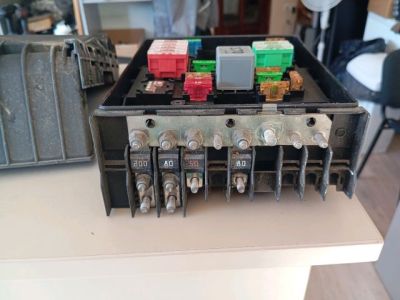 Biztosítéktábla Motortér - 4. kép