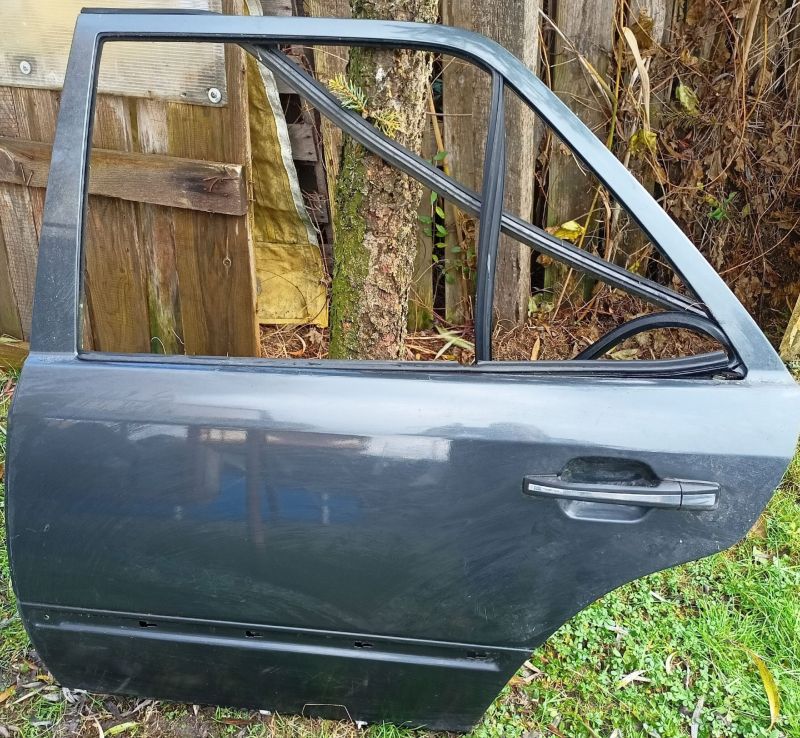 MERCEDES-BENZ 124 lépcsős hátú (W124) Bal hátsó Ajtó (Üres lemez) - Bal hátsó Ajtó (Üres lemez) | EXPO.HU