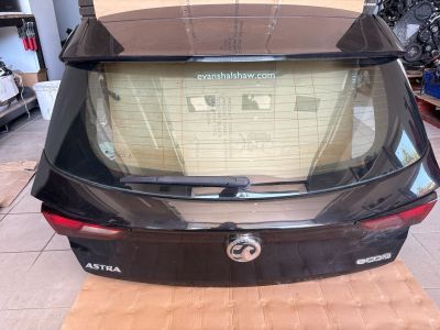 OPEL ASTRA K Csomagtérajtó Fekete 8704 