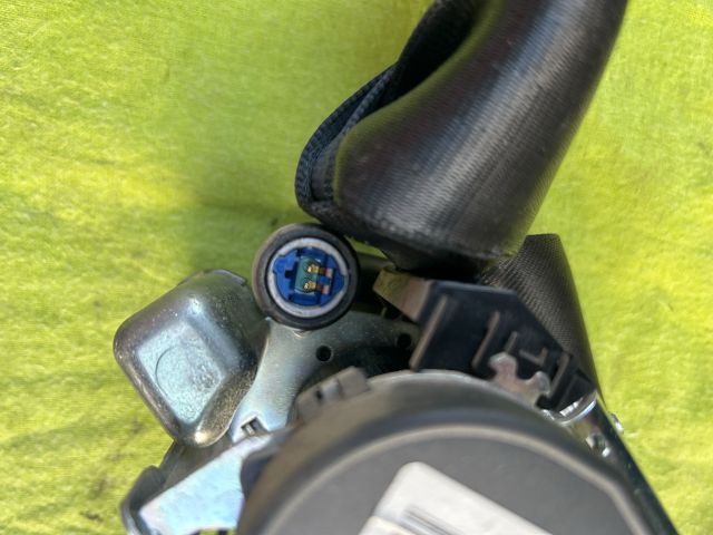 Jobb első biztonsági öv- 3 Ajtó