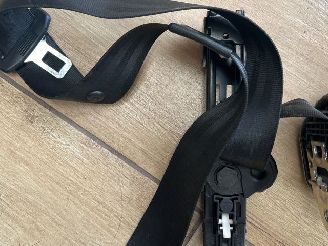 Bal első biztonsági öv- 3 Ajtó